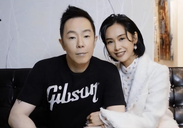 美女港星朱茵：住深山，一辆破车开26年，为何还要执意嫁给黄贯中