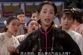 58岁石榴姐庆香港回归25周年！特意到小店订制旗袍，身材凹凸有致图片