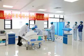 组织开展“病区患者转运途中突发呼吸心跳骤停应急演练”活动图片