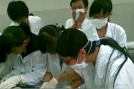 48岁男子酒后腹痛，医生手术台上狂冒汗，家属：我要申请尸体解剖图片