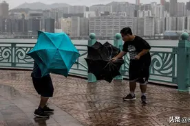 香港天文台发出​十号飓风信号，呼吁市民切勿外出，远离大风处图片