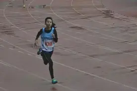 天才出现？11岁女学霸因跑得太快，被喊“闪电侠”！全校男生都跑不过她图片