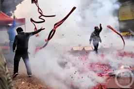 网曝福建某地满街随意燃放鞭炮 当地回应：传统民俗节日群众自行燃放图片