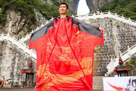 中国潮人丨最疯狂的极限运动，他翱翔于悬崖峭壁间图片