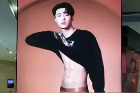 男星晒腹肌修罗场！蜜汁自信疯狂扭腰，人家秀身材舔屏他们是要命图片