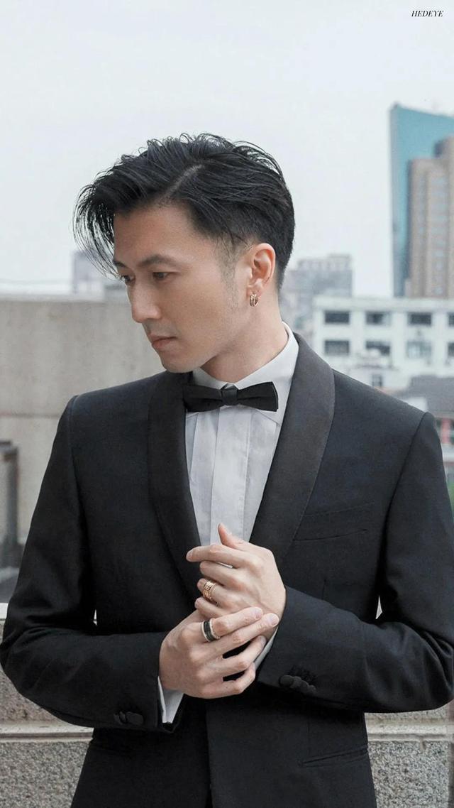 谢霆锋近照:脸上皮肤粗糙毛孔粗大胡茬明显,又没洗头很苍老