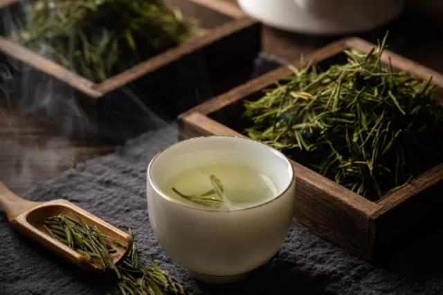 七月“苦夏”，大鱼大肉靠边站，这4杯茶“金不换”，消暑又养人