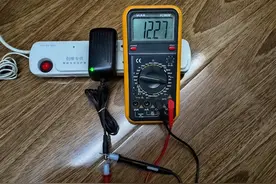 家里有一堆的充电器，都有什么区别，12V的充电器可以通用吗？图片