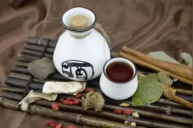 自己泡药酒安全吗？提醒：这3类中药携带毒性，不建议用来泡酒图片