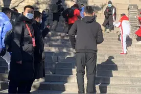 火炬手身边陪跑员，有人背个小背包！干什么用？揭秘了图片