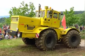 拖拉机拉力赛上美国拖拉机表现非常抢眼，不得不服性能是真的强悍图片