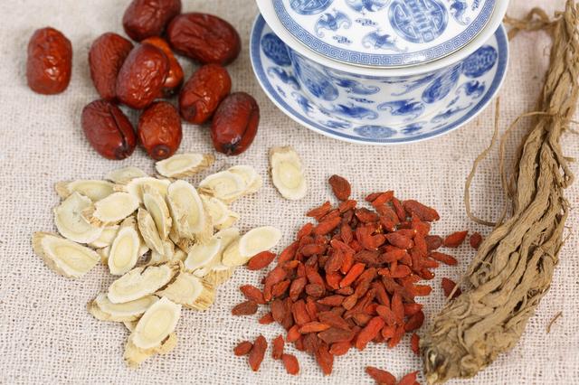 炖鸽子汤放什么最营养 2026年炖鸽子汤放什么最营养可以放花生吗