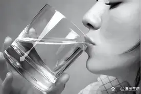 一喝水就尿多，是肾不好？提醒：肾不好时，身体会有5大症状图片