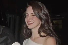 年入过亿的女明星，兼职服务员被炒了，网友爆笑：姐，别太荒谬！图片