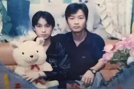 妈，爸爸旁边的叔叔好帅，妈妈：这是我，网友当场笑喷了，哈哈哈图片