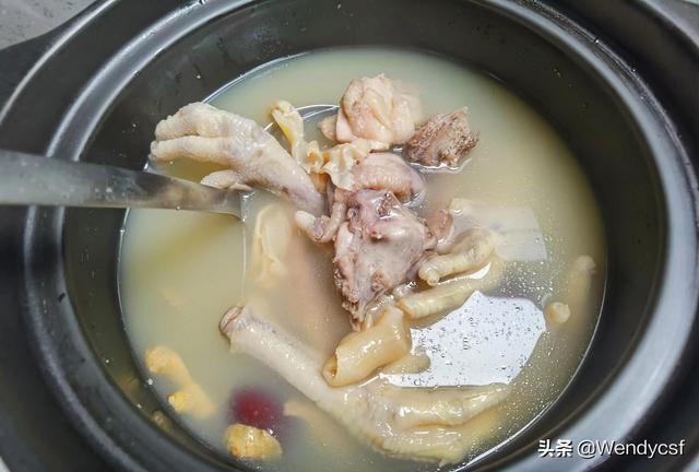 花胶炖老母鸡的功效 花胶炖老母鸡的功效与禁忌