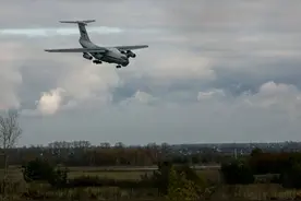 中国运20在莫斯科上演阿富汗式降落，着地后多次弹跳，操作失误？图片