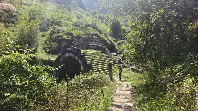 綦江永新石灰沟古道，至今保持原始风貌，太平桥背后故事悲壮感人