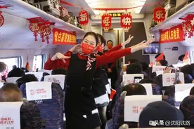 列车上演“跨年联欢会”，载歌载舞迎新年图片