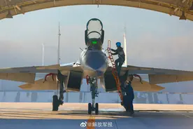 戳图↓看战鹰呼啸升空图片