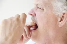 牙齿松动了，苦不堪言？学会这3招，轻轻松松对症治疗图片