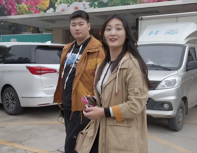 大衣哥准儿媳疑似怀孕,辞职后去医院做孕检,自曝婚礼进入倒计时