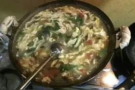 徐州夏日，这些东西百吃不厌：面筋汤、烙馍、马蜂菜窝窝、鸡蛋蒜图片