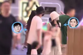 谢娜携全家现身游乐园，露小蛮腰与张杰贴脸自拍，仨女儿四肢修长图片