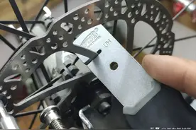 单车基械匠：山地、公路碟刹盘片的正确安装教程&偏摆矫正教程图片