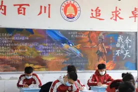 高中生满分“黑板报”火了，隔壁班慕名而来，老师看完舍不得擦图片