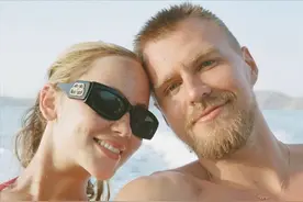 美女和巨兽！2米21波尔津吉斯携1米65女友希腊度假，包豪华游艇戏水图片