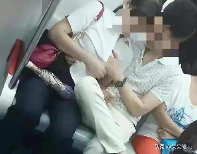 情侣在车厢内激情摸胸亲吻，女子陶醉闭眼享受，引发网友热议！