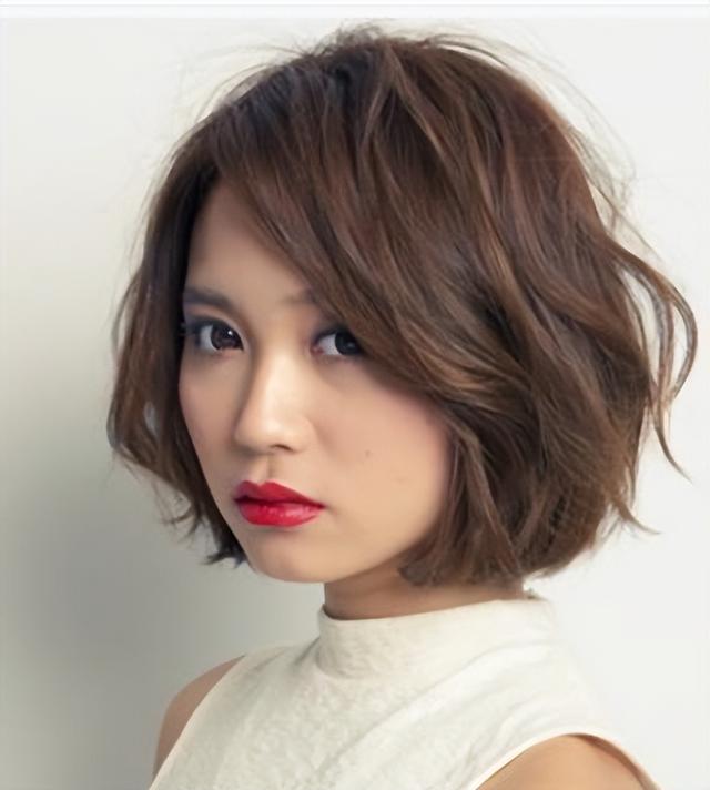 圆脸女生怎么选发型?注意这5个细节,剪完至少年轻10岁