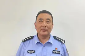 危急时刻！黄石一女子携2岁幼子跳水轻生 黑暗中他们纵身一跃奋力拽回图片