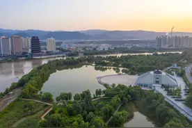 只此青绿在金城 一河清水送下游图片