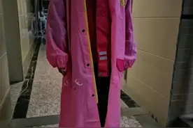 热搜上冒雨到老师家上课的女孩：爸妈离婚了，我没有家……图片