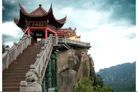 建于1306米的山顶寺院，相传为地藏王菩萨修行之地图片