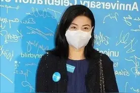 郭晶晶认真打扮起来真美！商务套装也穿得优雅大气，不愧豪门儿媳图片