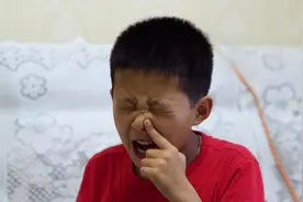 过敏性鼻炎：鼻塞鼻涕倒流，分享中医有用经验方，别天天用鼻喷剂图片