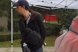 挣着中国的钱还骂中国，外国人这种高高在上的心理是种病，得治图片