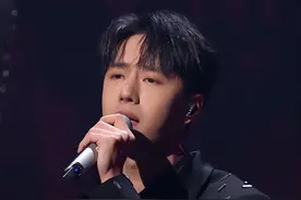 湖南小年夜春晚：王一博假唱被嘲，何炅强忍眼泪，少年团真唱获赞图片