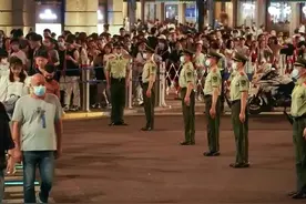 韩国梨泰院踩踏事件发生后，上海外滩拉链式人墙的视频在国外火了图片