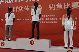 湖北孝感，钓鱼比赛颁奖现场获奖选手肤色醒目 网友：果然温室里出不了钓鱼王图片
