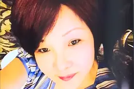 2019年，湖南富婆输光千万家产，被丈夫骗去离婚，住在狭小出租屋图片