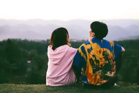 28岁快男白举纲官宣结婚！和圈外妻子多次被拍，对方长相清纯甜美图片