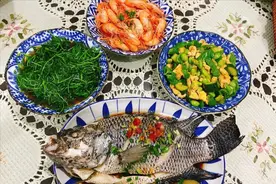 江苏男友520做晚餐，四个菜才花200元，女友直言：月薪2W就吃这？图片