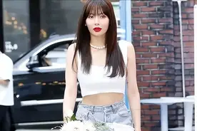韩国女星着装引热议，上衣露下乳下衣露底裤，网友：这不算擦边？图片