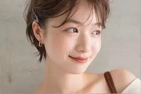女人不管年纪多大，出门也要“涂防晒、化淡妆”，才是真洋气精致图片