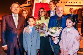 77岁巴西总统带娇妻访华！一下飞机就秀恩爱，牵着手宠溺确实腻歪图片