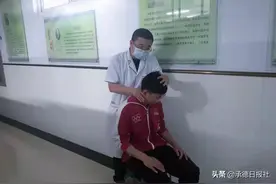 距离开考还有1小时，承德县一考生脖子突然不能扭动了图片